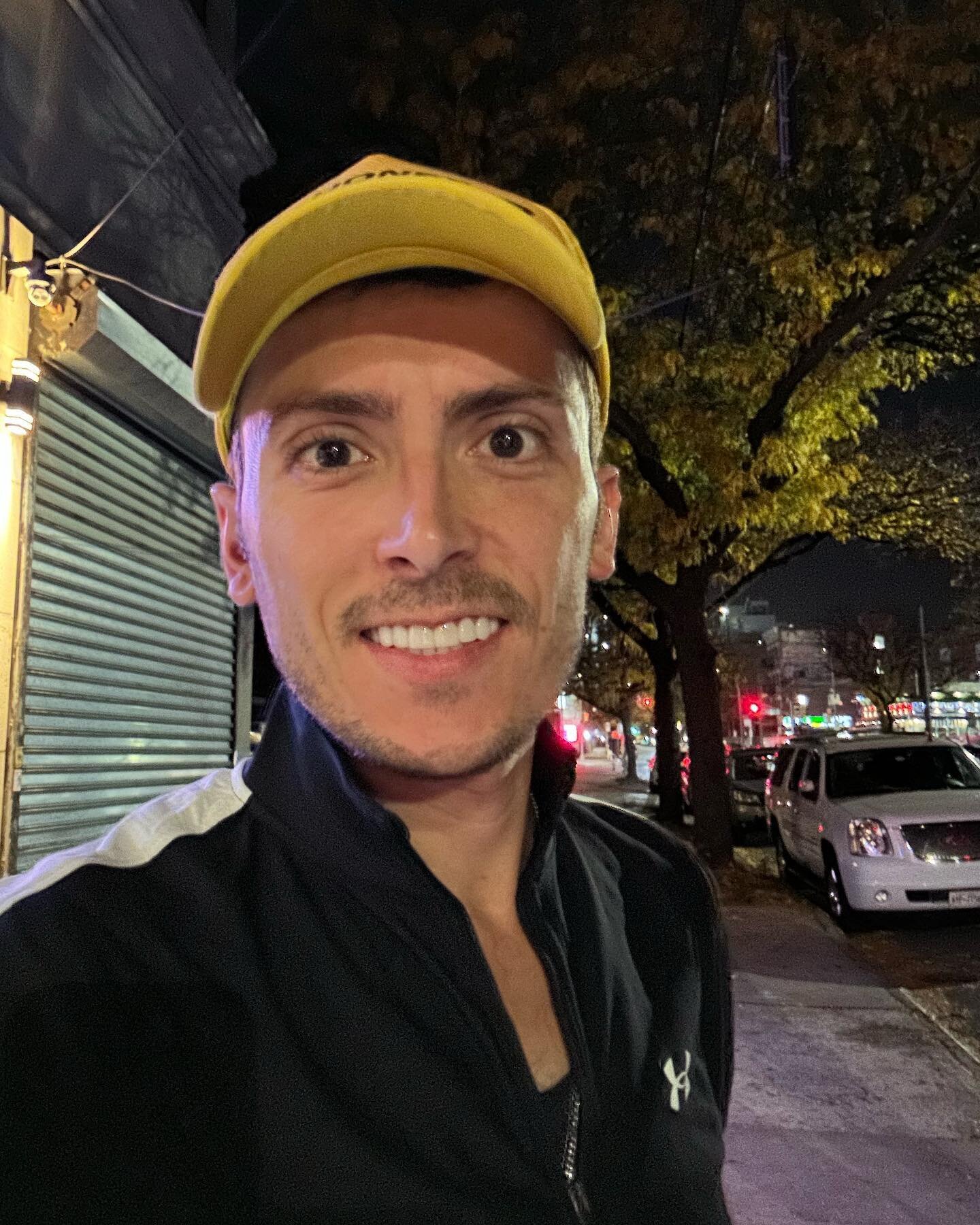 2/4 @nycmarathon recap!

Race day started early (made even earlier by the redeye the previous day and the minor amount of sleep the night before). 

3:30am wake to prep, fuel and transit to @nyc.pubc.library for my 5am bus. 

Like everything about ra