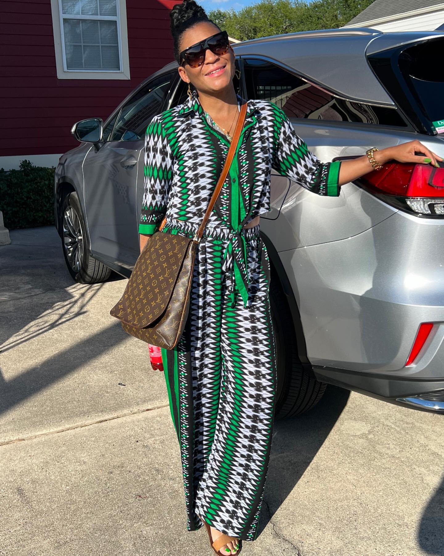 While I&rsquo;m Kenya, the Kenyan Queen @kq.kenyanqueen made me this outfit. 💚 It&rsquo;s cute and comfy. Thanks Angela you did that. I&rsquo;m about to live in the set.