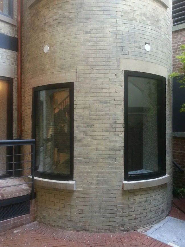 Curved-aluminum-window-Vallentino-NYC-1-sml.jpg