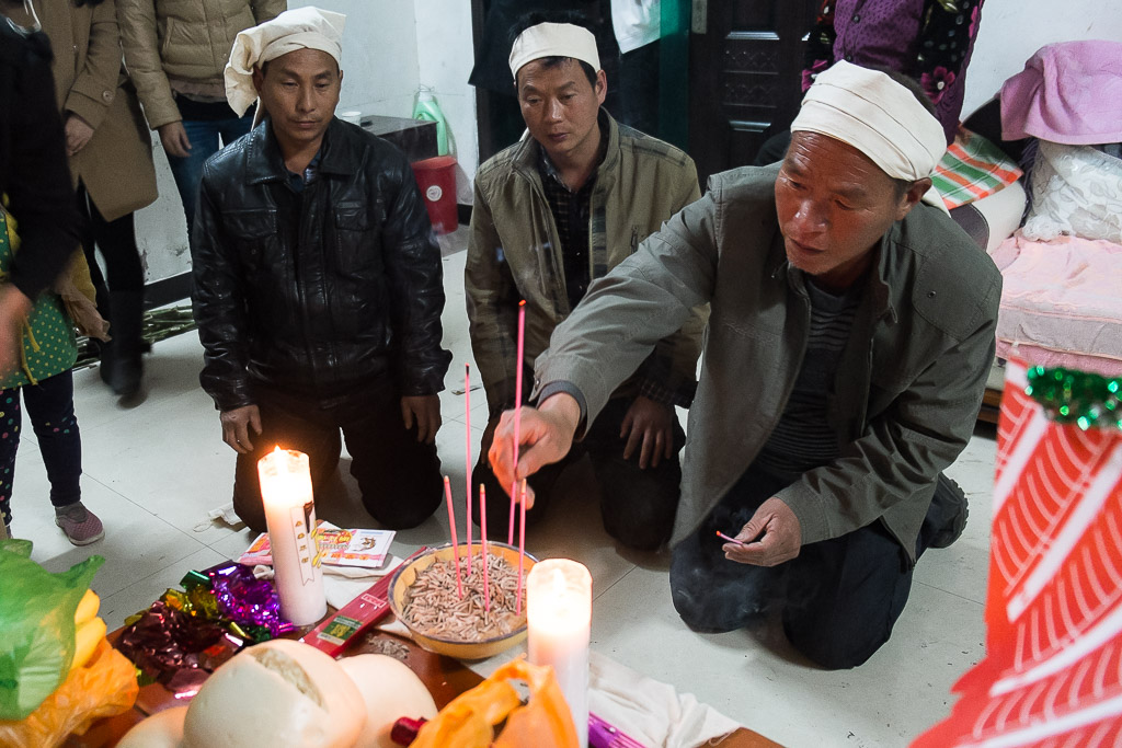 Son and grandsons offering incense