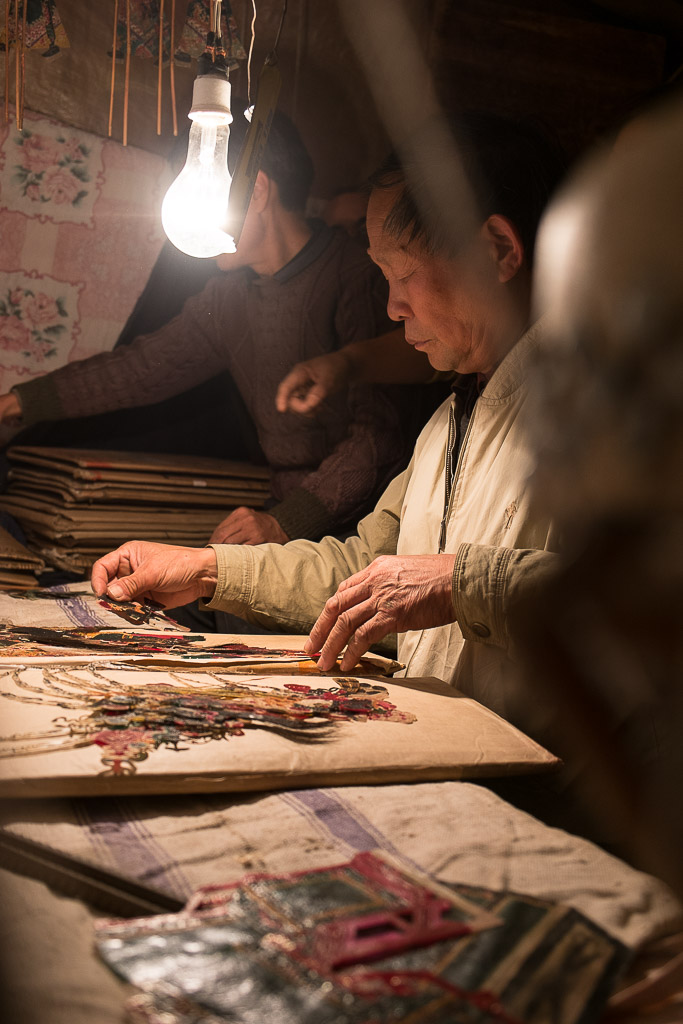 Zhang Shimin preparing the puppets