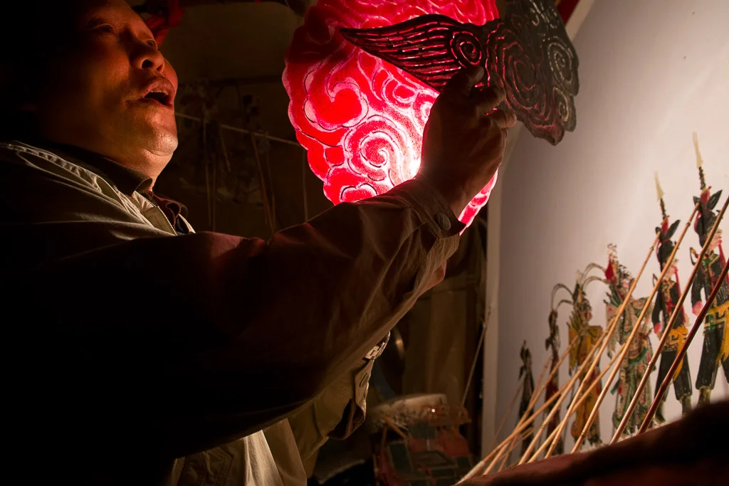 Zhang Shimin changing the props