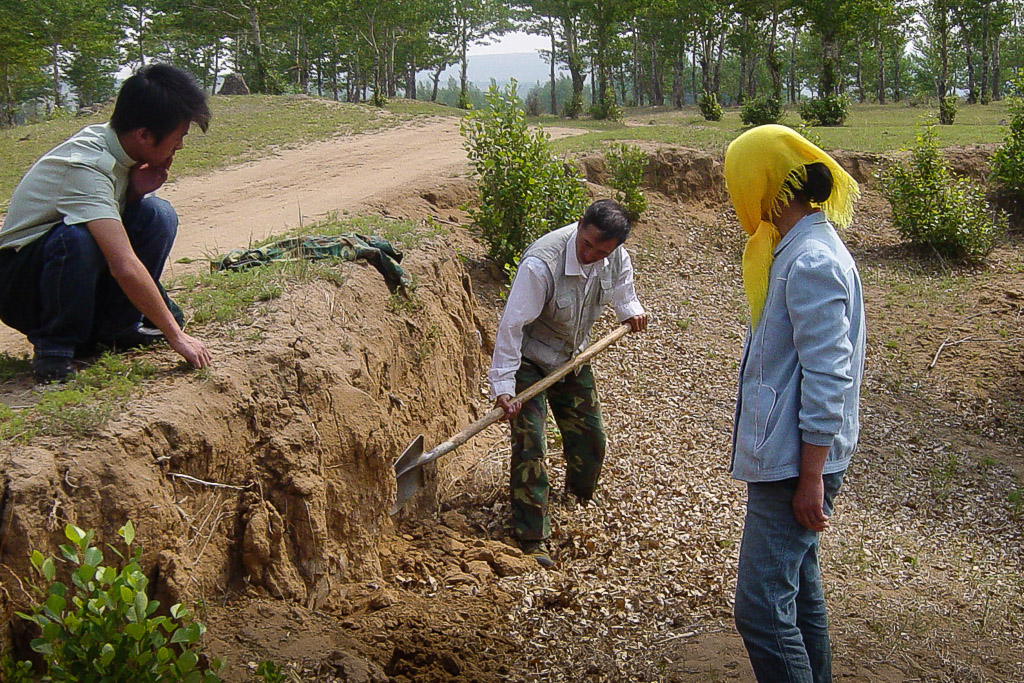 Niu Jinlin (center, flanked by his son Niu Rui and wife Deng Lin), is a skilled carpenter and handyman. He suggested the yellow loam as material for the hands. In summer 2007 we collected soil from the village pit to begin initial experiments. 