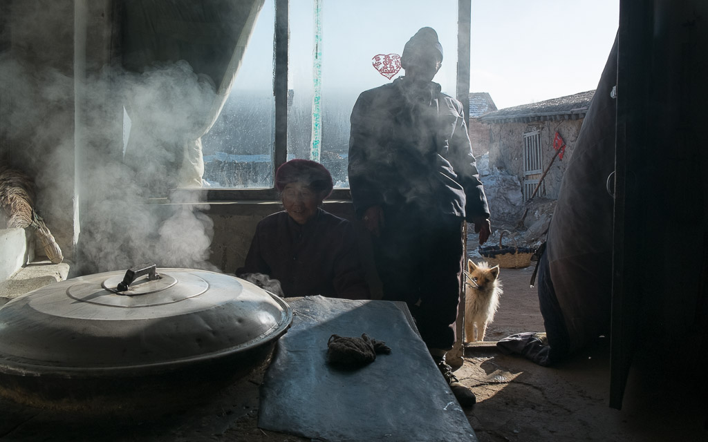 Steaming dumplings in the wok