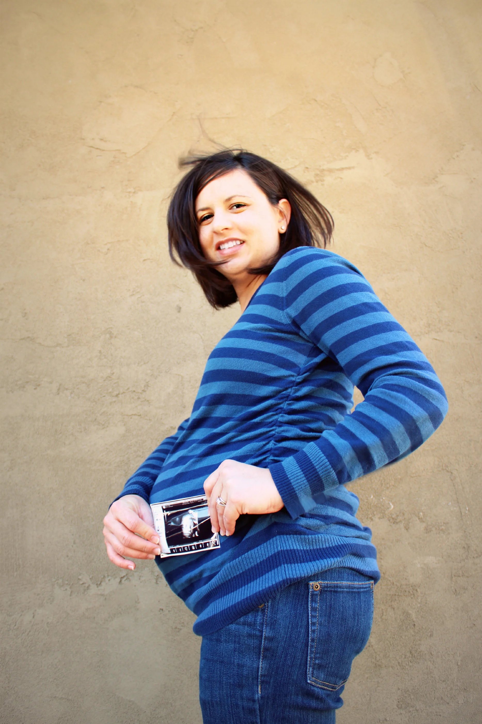 Maternity photo of pregnant mother with ultrasound photo