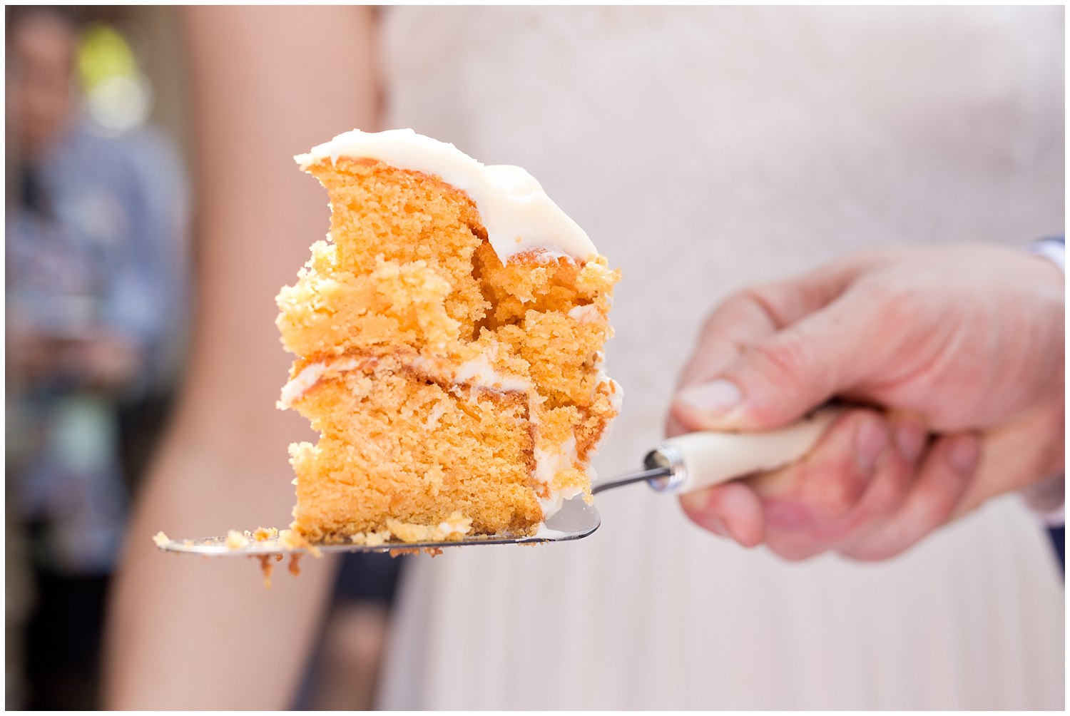 cake cutting at wedding