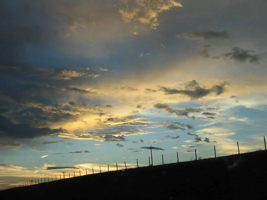 bg_sky_fence.jpg