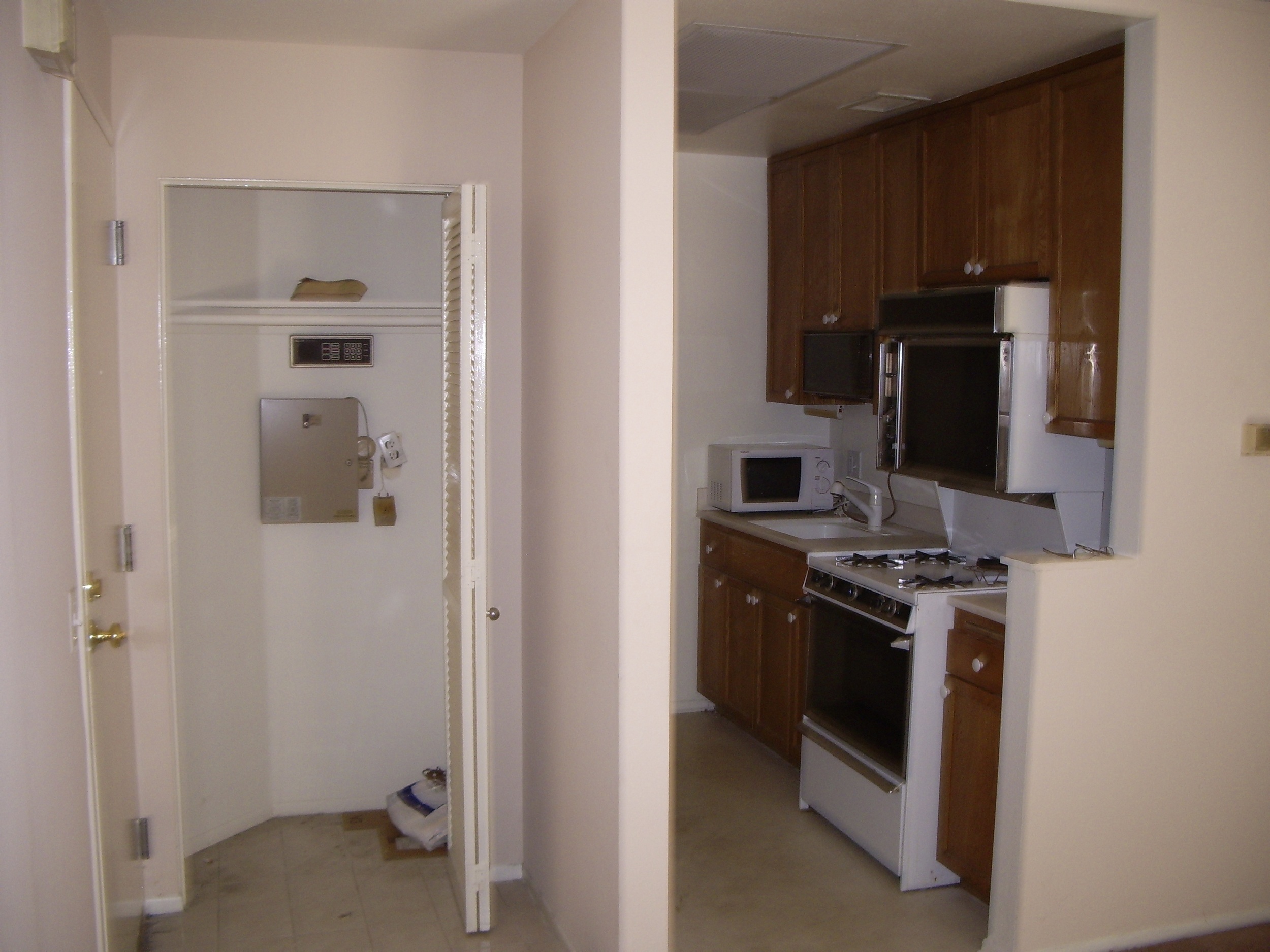  Before: Entry and kitchen 