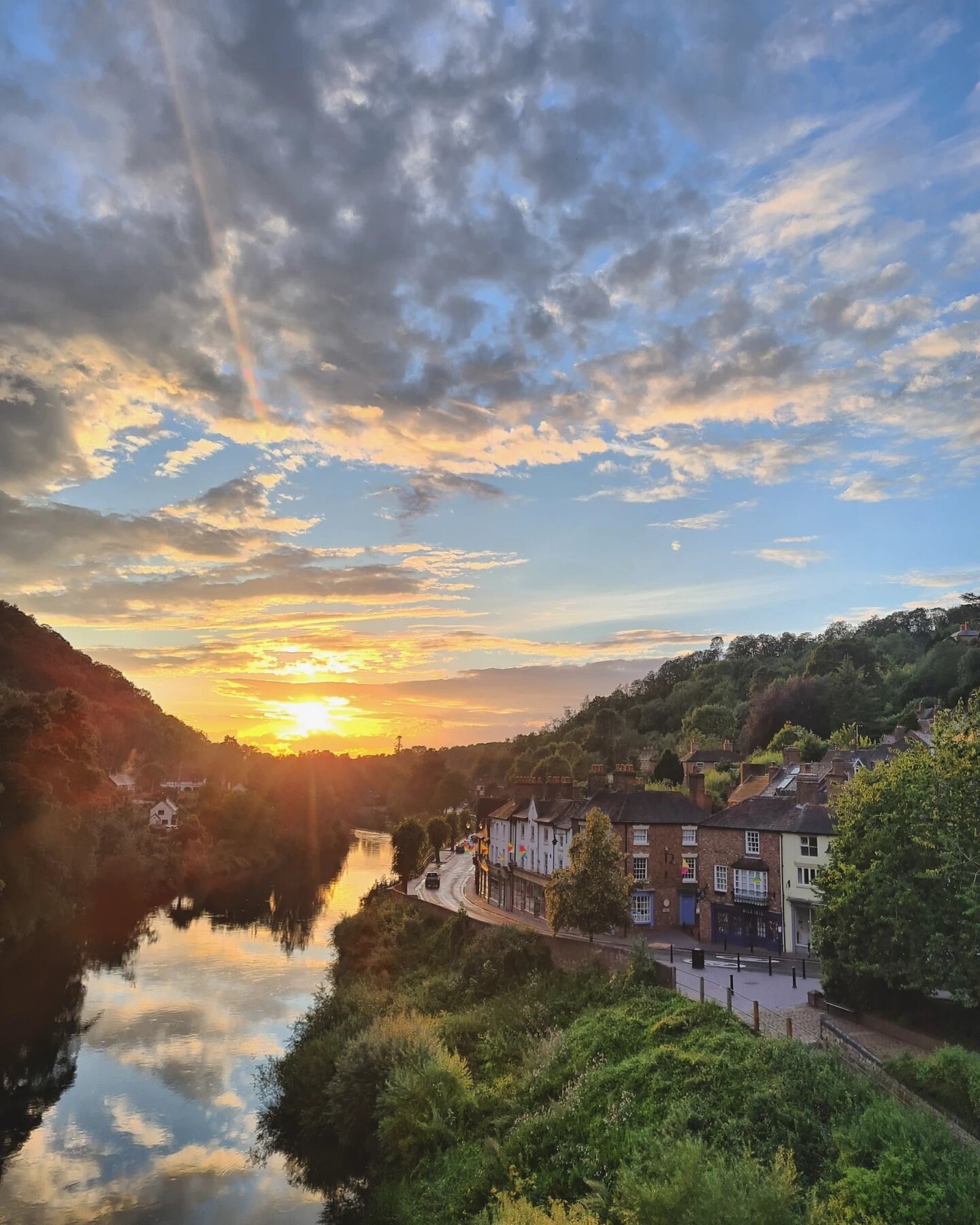 Managed to get to #ironbridge just as the sun was setting. Wow, what a place! Every where you look is a photograph.
#bridgemadeofiron #ironbridgegorge #riverseven #sunset #shropshire #abrahamdarby