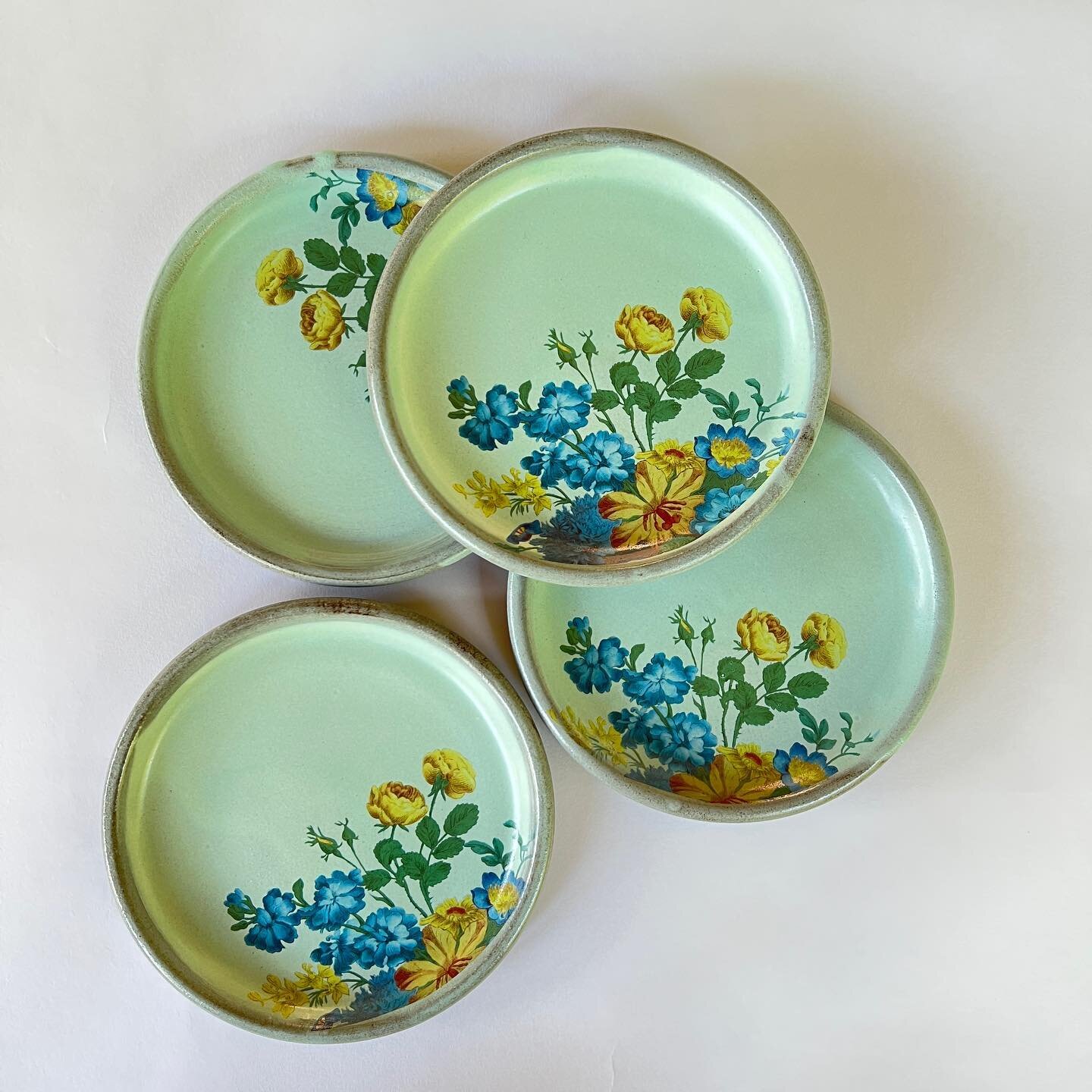 These new florals are it! Just enough vintage flare and just enough handmade functionality. Seen here on coasters and newly listed in the site shop 🪷
.

#lizware #ceramics #pottery #handmadegifts #makersmovement #makersgonnamake #potstagram #smallbi