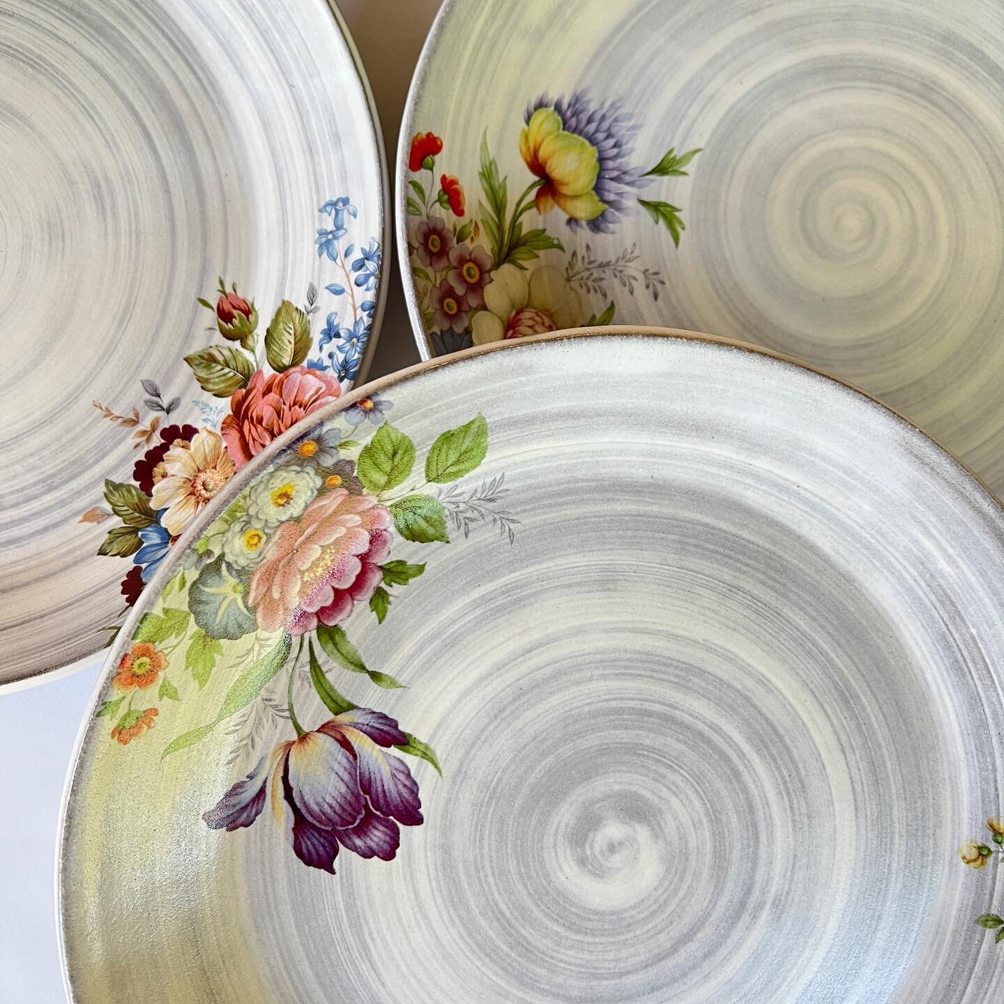 Hey Liz, can you make me a floral plate set? Do whatever you want, just make it useful and beautiful? Uh YES PLEASE! Commission touchdown. 
.
.
.
#instapottery #handmadeplates #pottery #ceramica #ceramicartist #potter #potterystudio #potterylove #pla