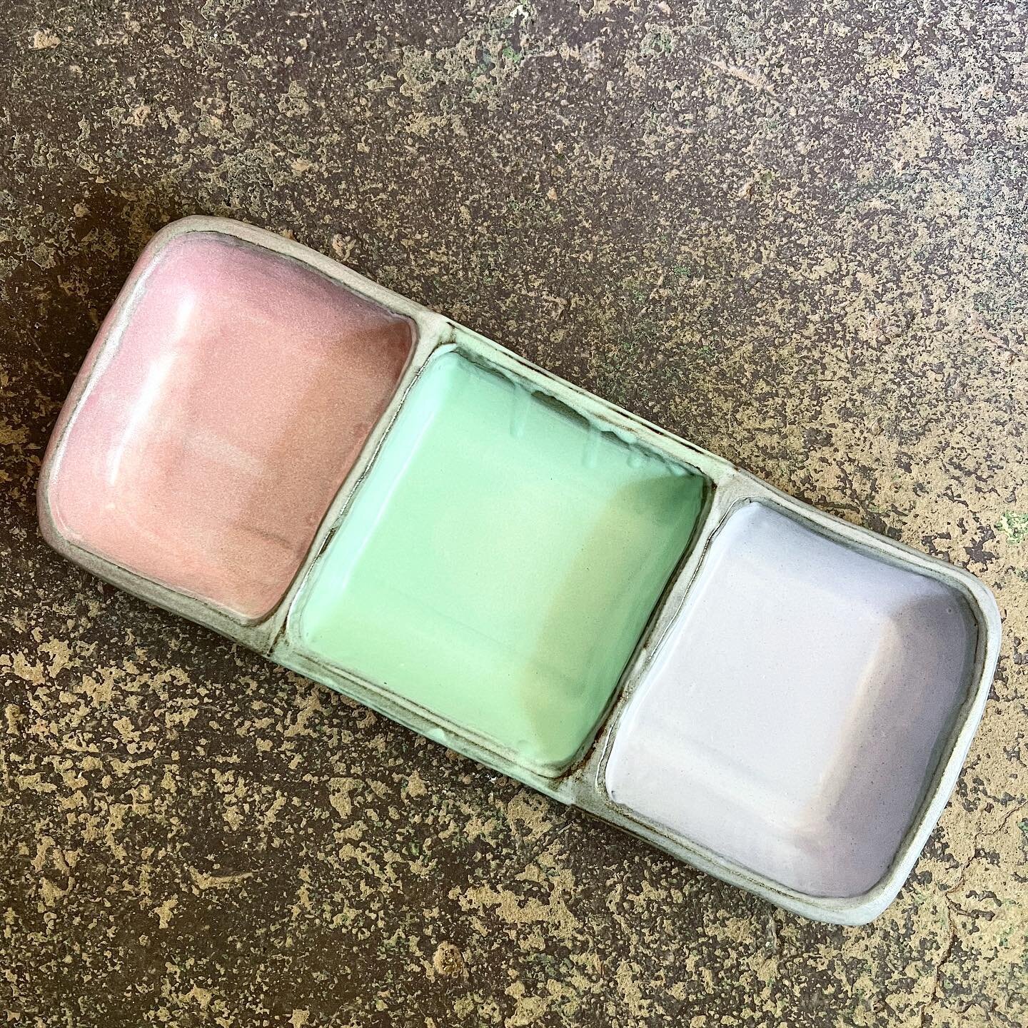 First glimpse! Just unloaded this yummy tray from the kiln 🤩 It&rsquo;s my first round of incorporating this summer&rsquo;s pottery class at @penlandschool with @courtneymartinpotter into my own studio practice! Handbuilt, pinched serving trays maki