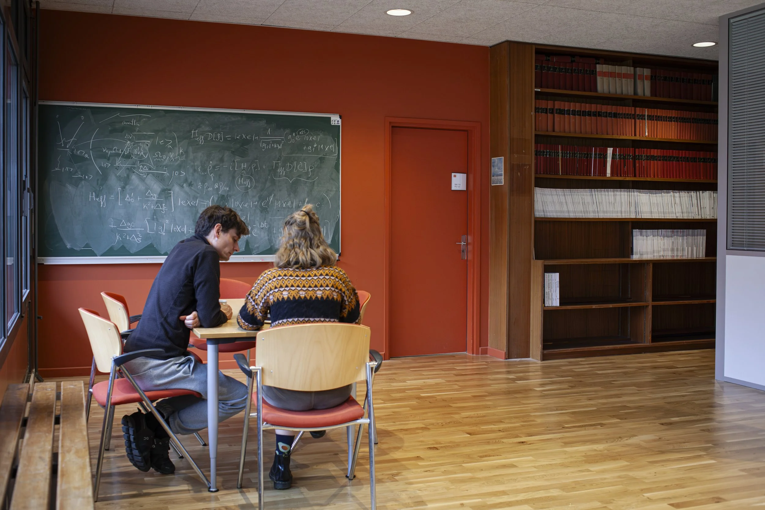 AU SERVICE DU TRAVAIL COLLABORATIF :La zone assis à table - Au fond la bibliothèque conservée en mémoire du lieu