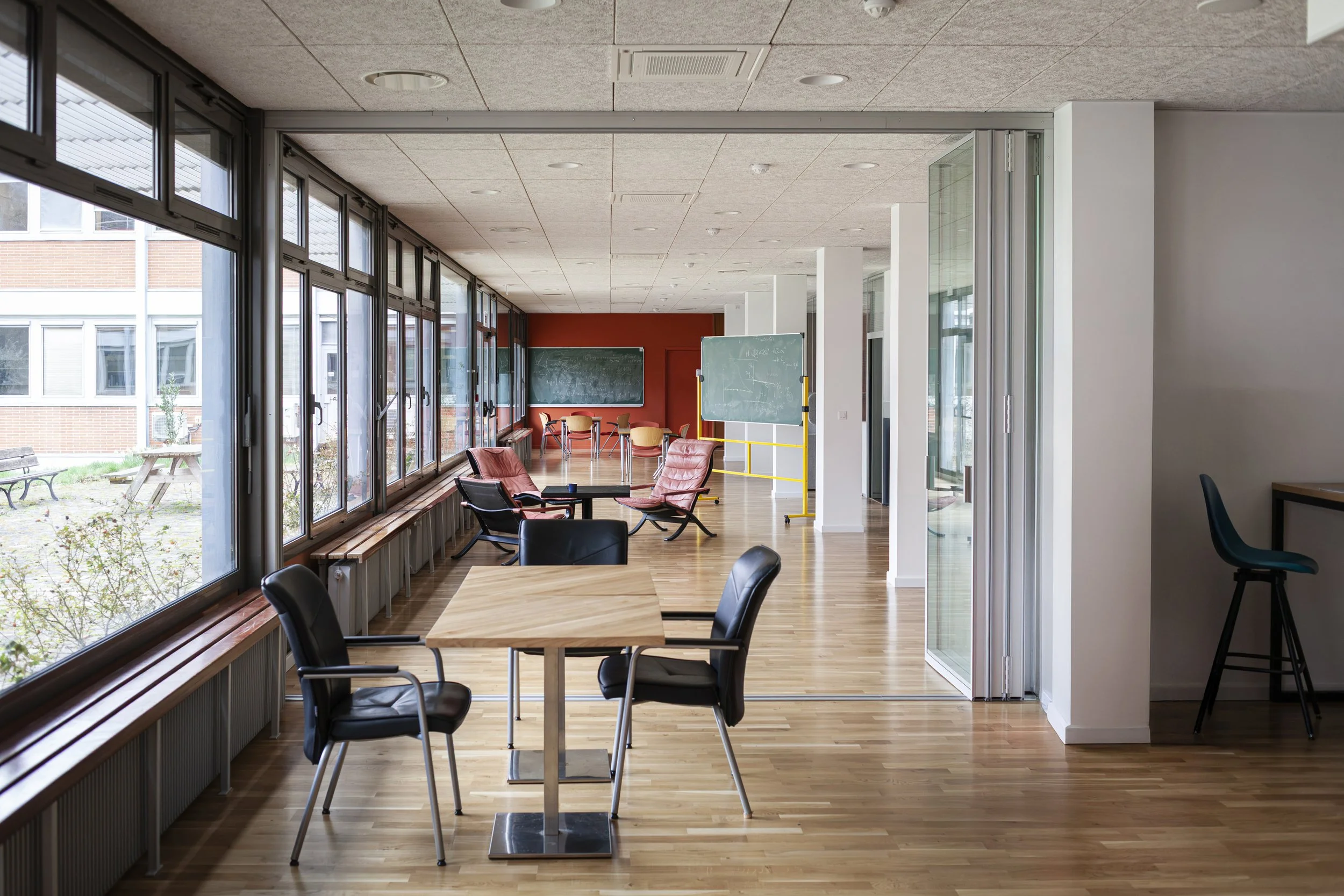 MODULARITE : Depuis la salle café ouverte sur la salle des échanges. Tables bistrot en bois de réemploi