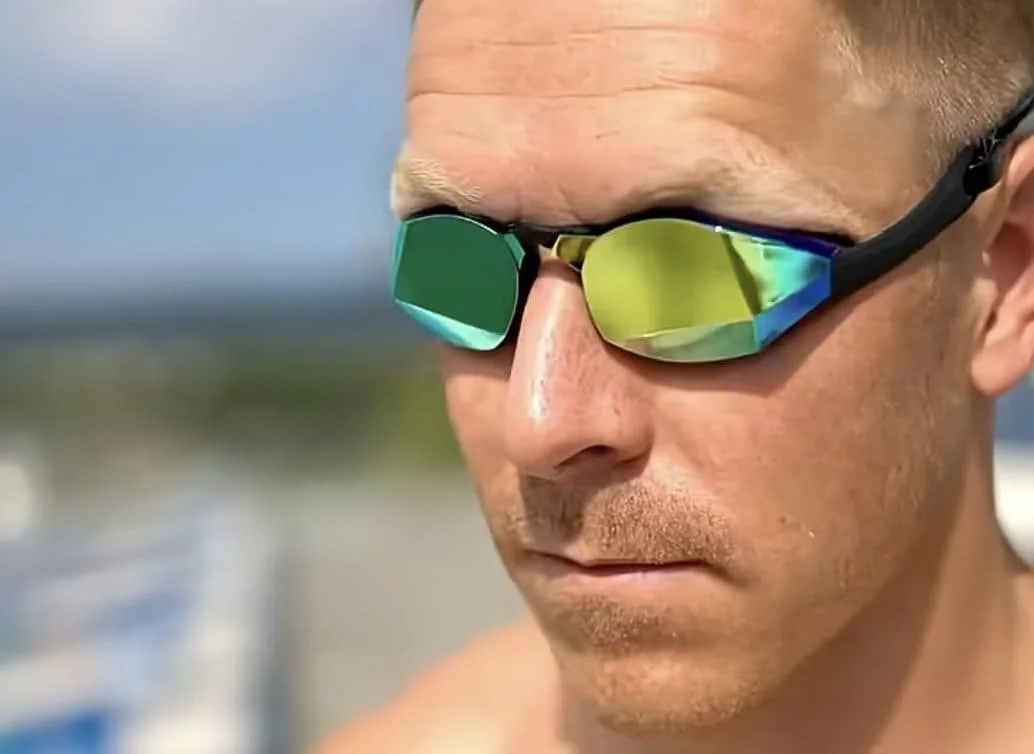 Mirrored Swim Goggles: Light vs Dark Lenses for Indoor and Outdoor Swimming