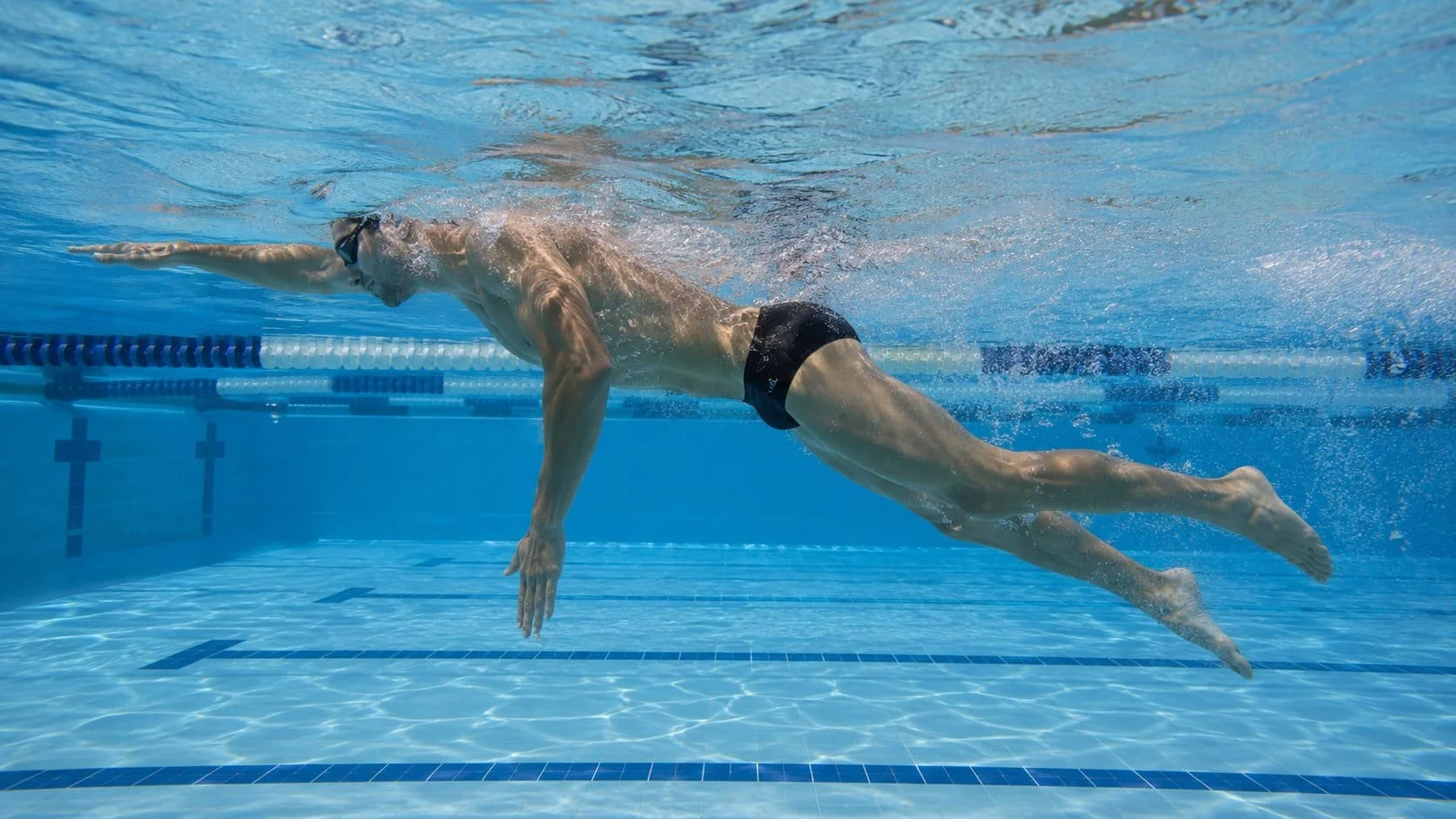 Why Do My Legs Sink When Swimming Freestyle? Causes, Fixes, and Drills