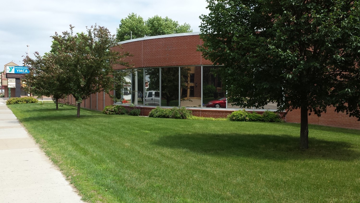 A modern building opts to orient away from the street because the stroad design provides negative value.