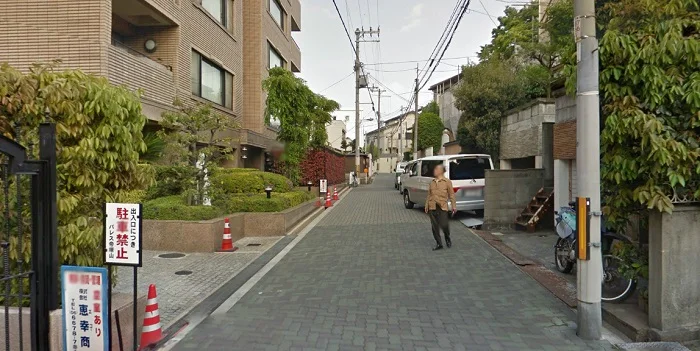 Some Thoughts on Narrow Streets