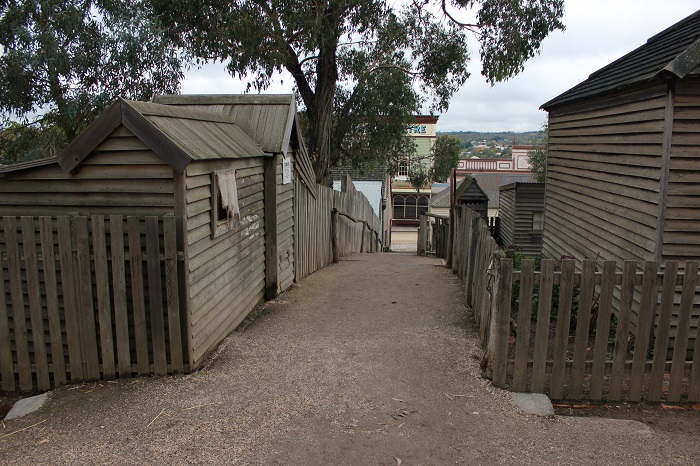 An alley between cottages. An easy way for the residents of the upper streets to get down to the shops below.