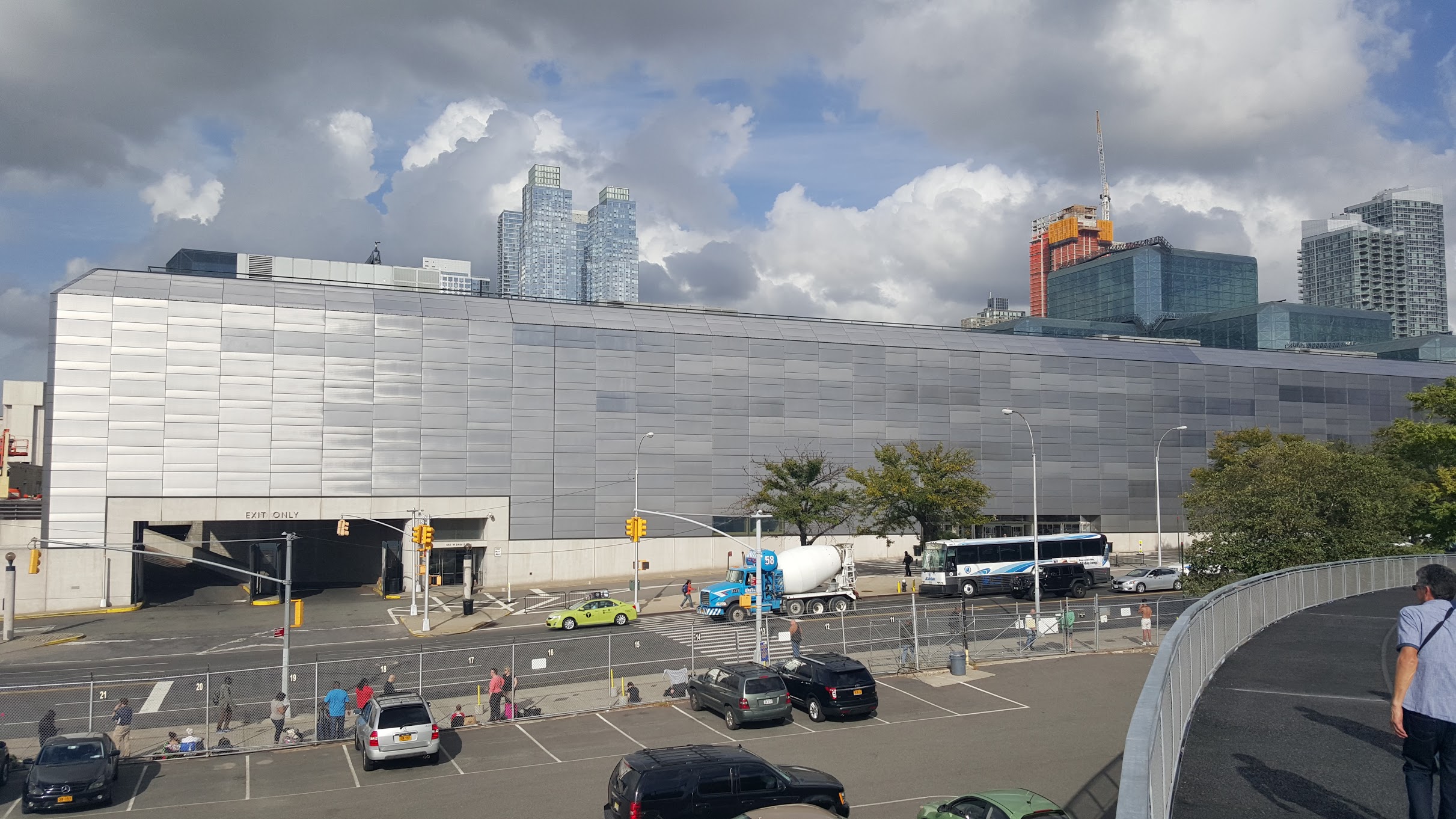 Javits Center in Manhattan. They could have done some faux-granularity here. Instead we have a blank wall that takes up the entire length of a block. The result is a dead street, despite being within a short walk from Times Square - one of, if not, the most crowded places in the United States.