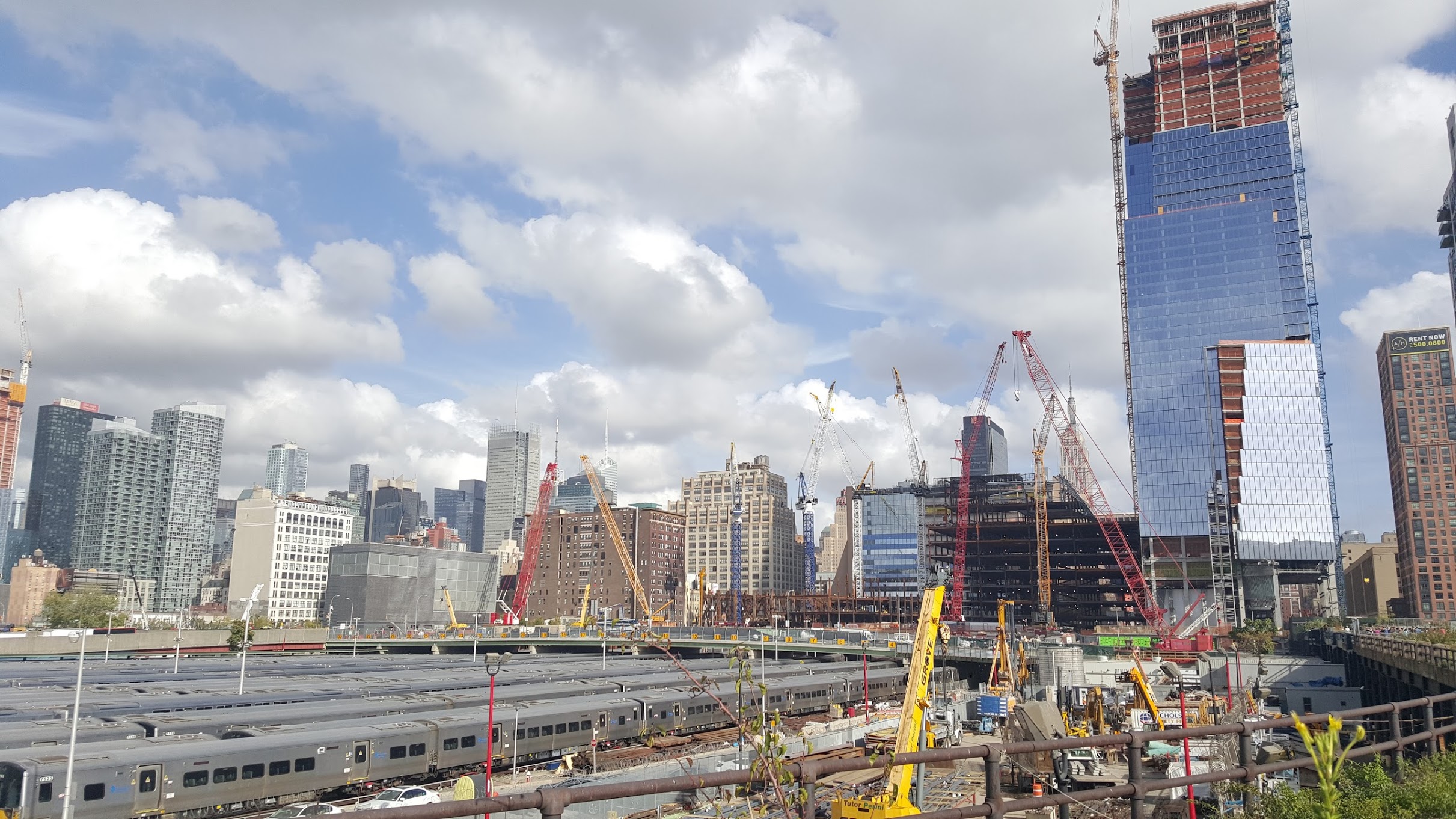 The Hudson Yards development in Manhattan is building over a rail yard, and requires a lot of engineering work to build a base. It seems impractical from both an engineering and finance perspective to divide up into individual lots, and so we have a situation where one large developer taking control of the entire site makes sense.