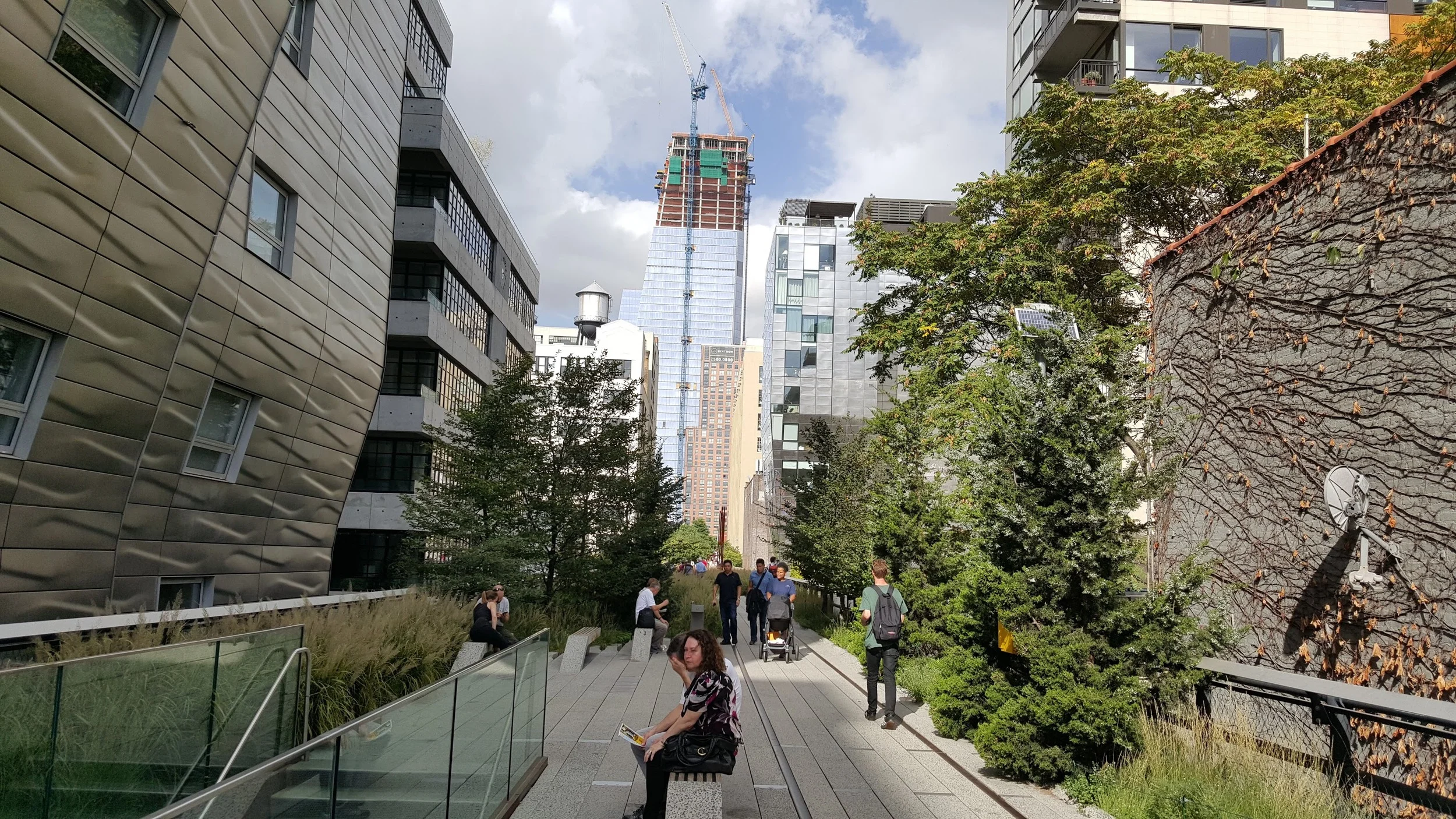The High Line in Manhattan. An elevated walking road?