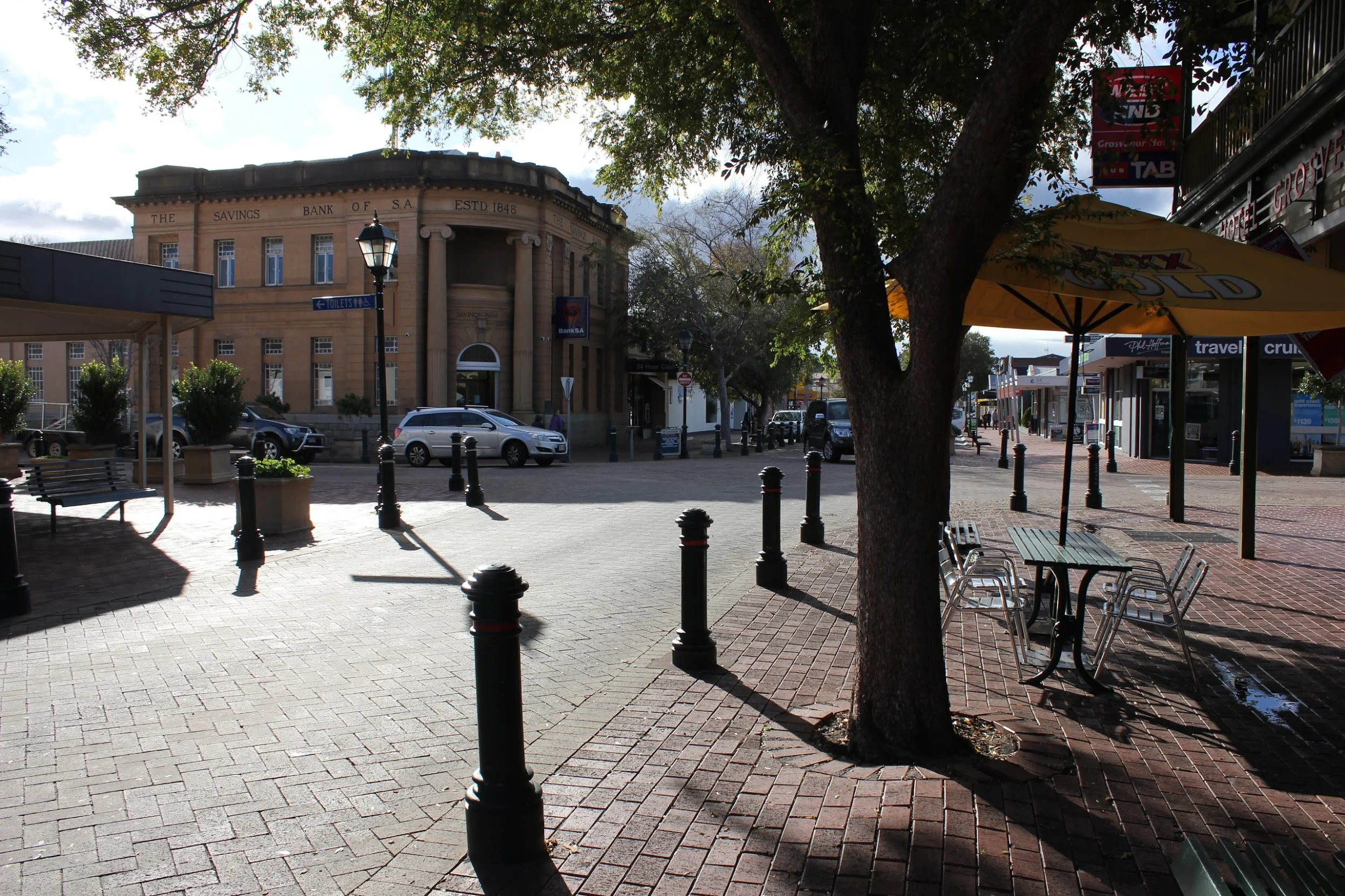 A curbless street in Victor Habor. I like curbless streets.
