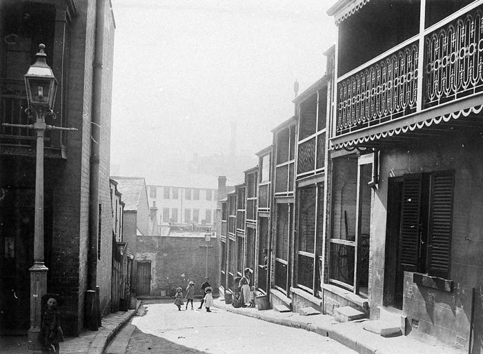 Narrow streets and small houses in Sydney in the early 1900s