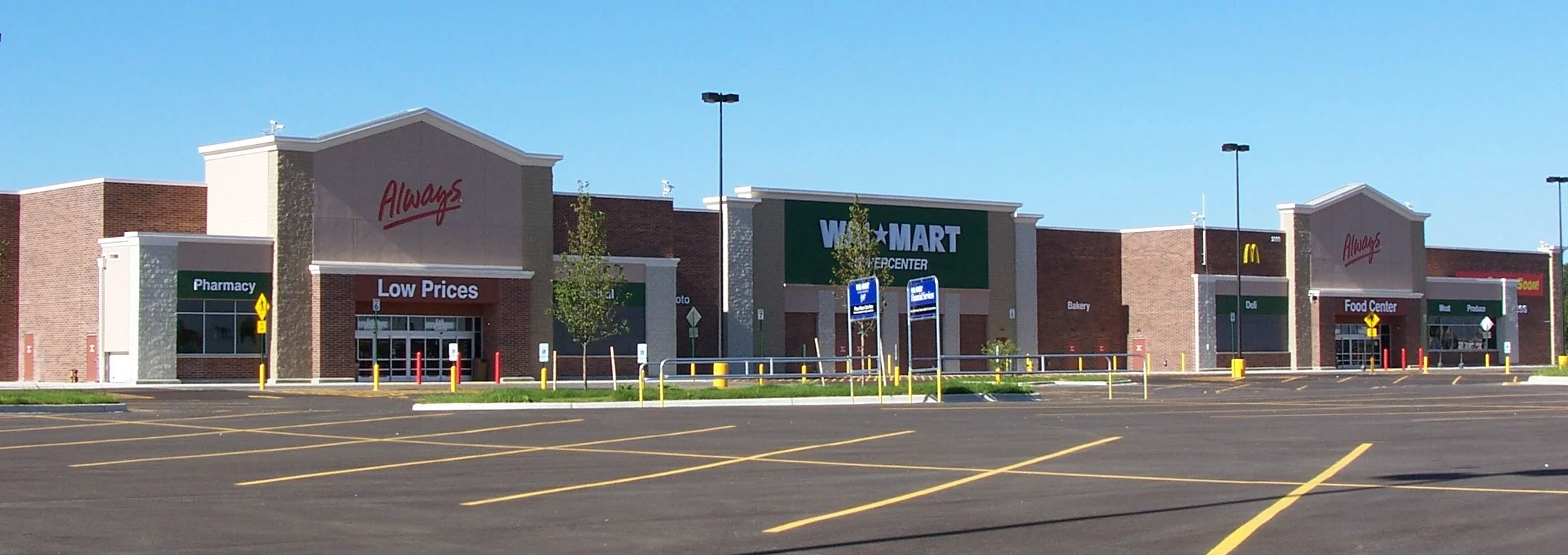 A Walmart Supoercenter. Photo from Wikimedia Commons