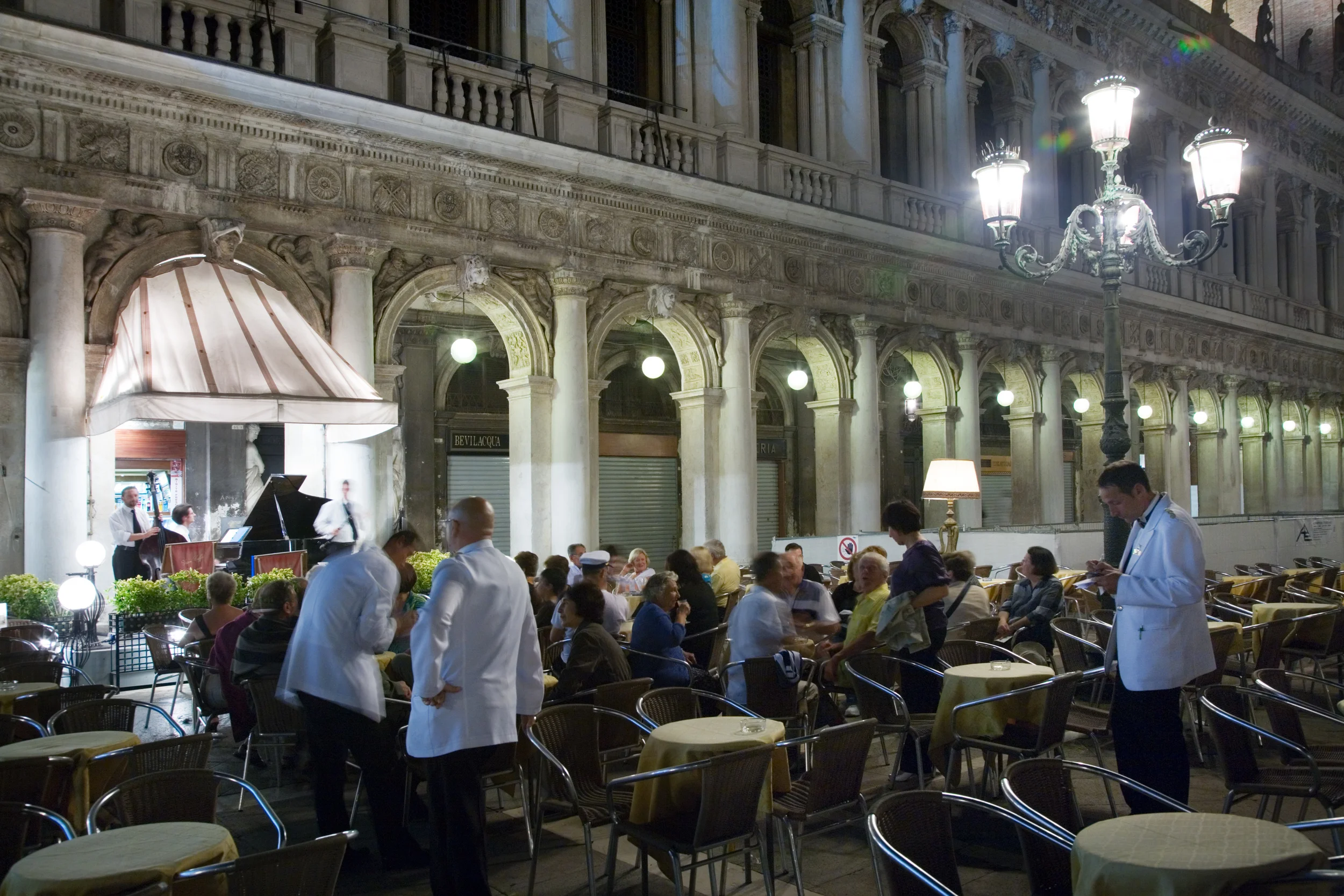 An inefficient meal in Venice. Photo: Jorge Royan / http://www.royan.com.ar