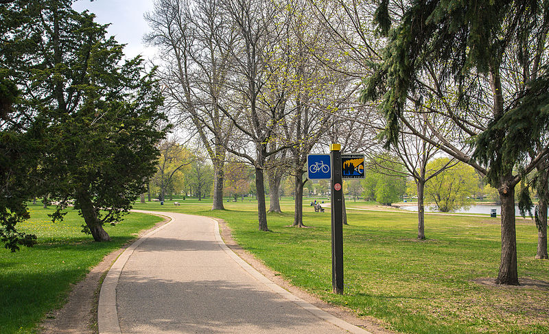 Lake Calhoun path. (Photo by Tony Webster )