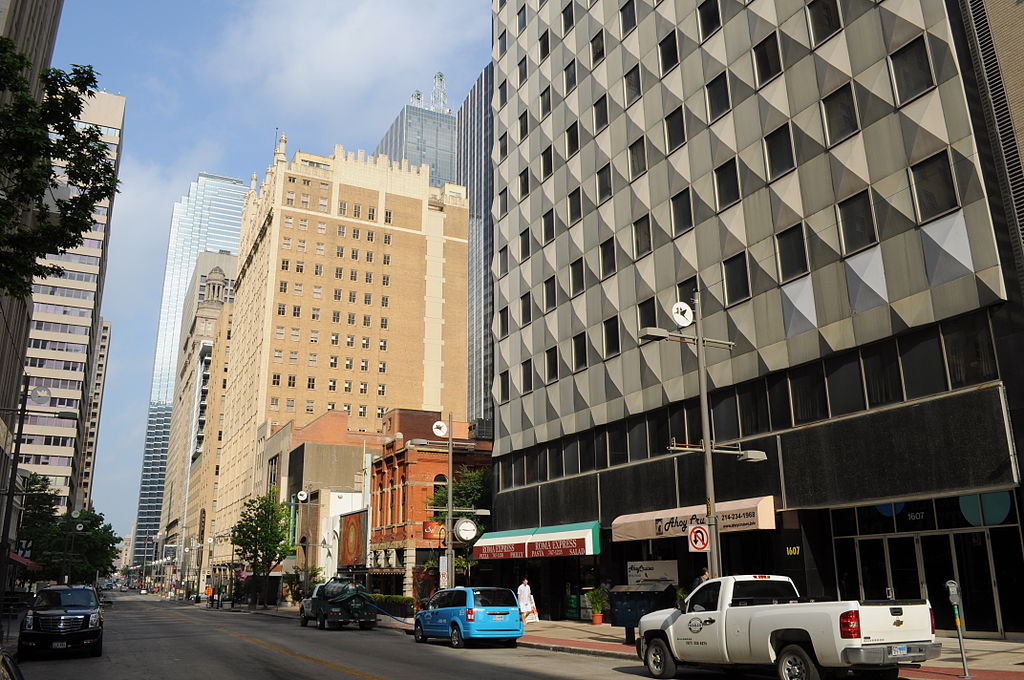 Main Street, Dallas, TX. Cars: 4. People: 1. (Image from Wikimedia )