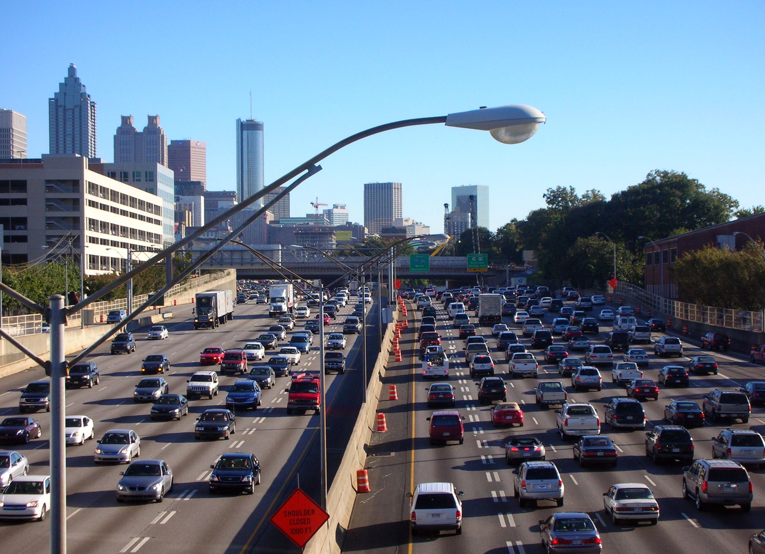 Freeway traffic in Atlanta, GA. Source: Wikimedia Commons.