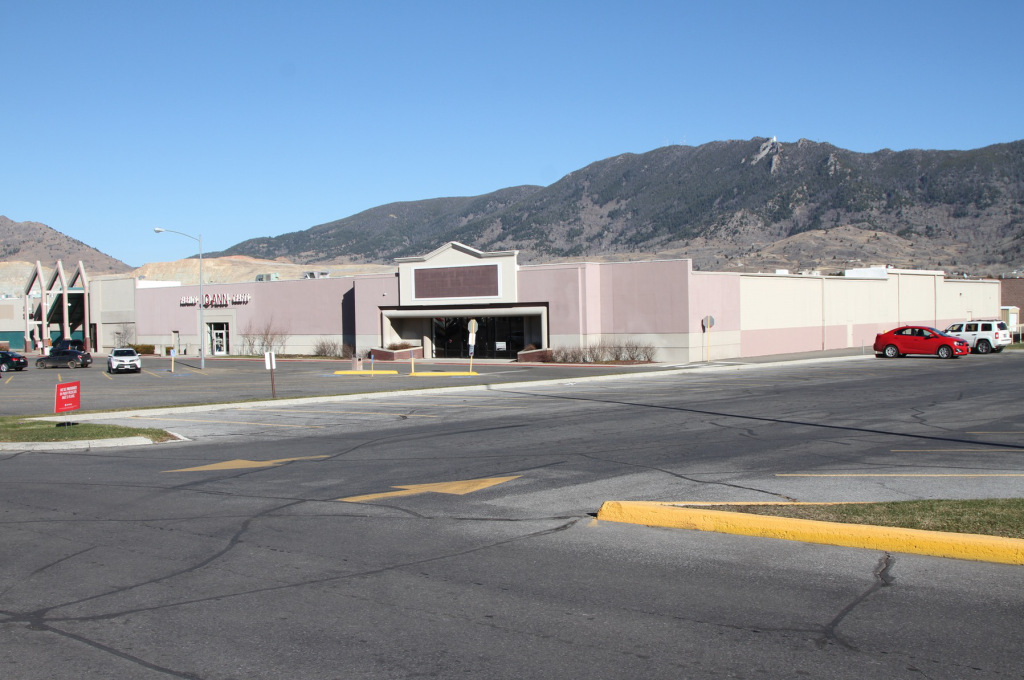 A nearly vacant mall. (Photo by Johnny Sanphillippo)