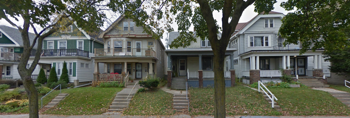 A mix of single-family homes and duplexes on a Milwaukee street. Can you spot which is which? (Image from Google Earth )
