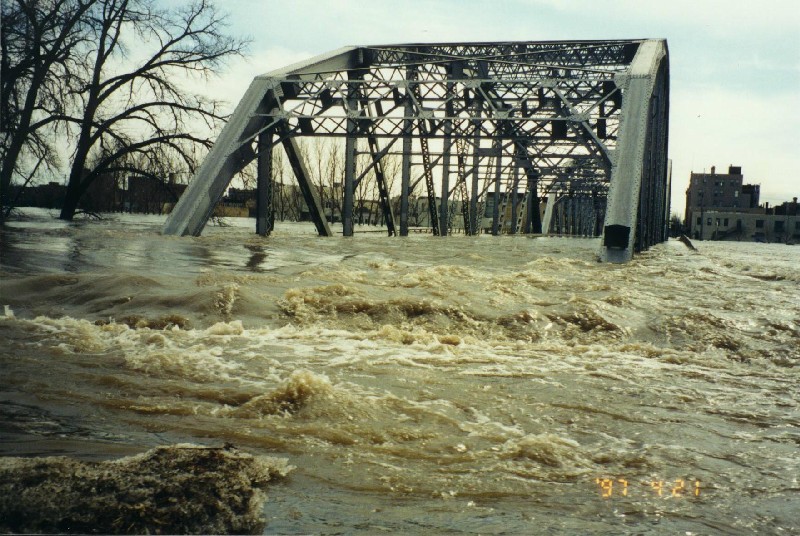 The Sorlie Bridge between Grand Forks, North Dakota, and East Grand Forks, Minnesota, during the 1997 Red River flood. (Source: Wikimedia )