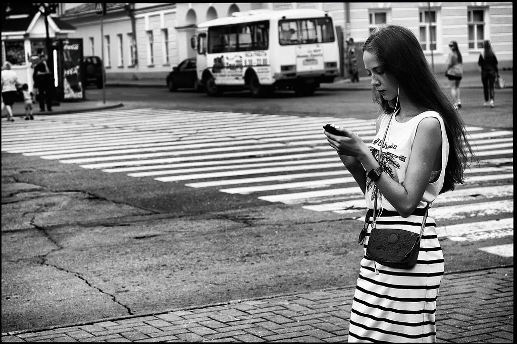 Blame the road design, not the phone.