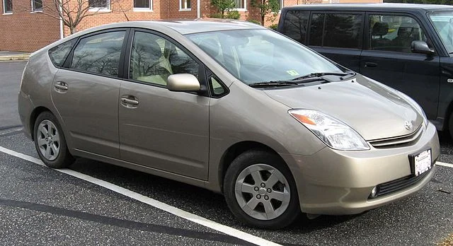 1920px-2016_Toyota_Prius_(ZVW50R)_Hybrid_liftback_(2016-04-02)_01.jpg