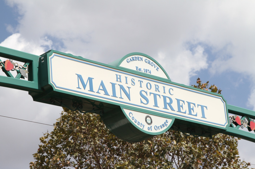 1mainstreetsign.jpg