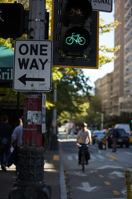 A bike-specific signal helps everyone stay safe at an intersection in Seattle (Source: NACTO)