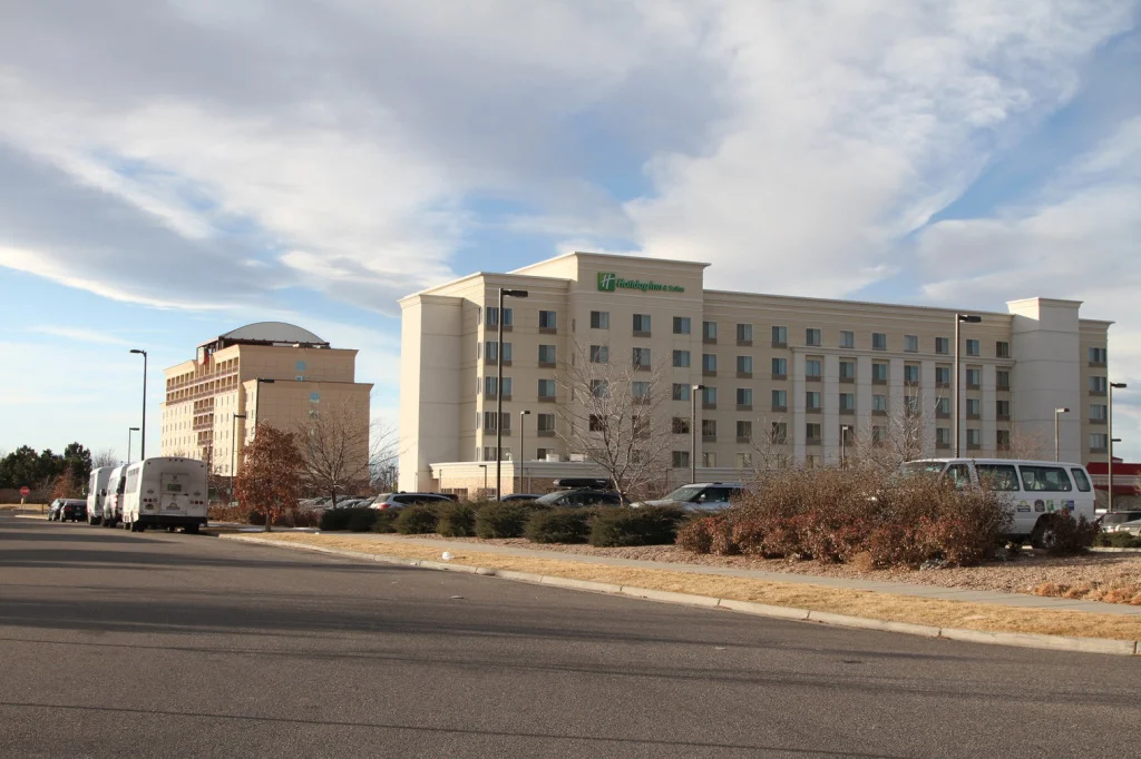 13-suburbanhotel.jpg