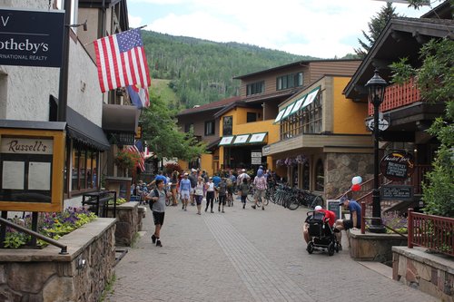 Another people-oriented street in Vail (Source: Andrew Price)