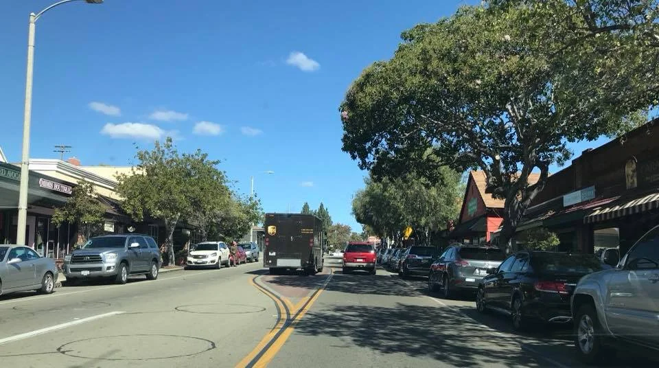 This photo posted in the Facebook group got people talking about center turn lanes and parking issues.