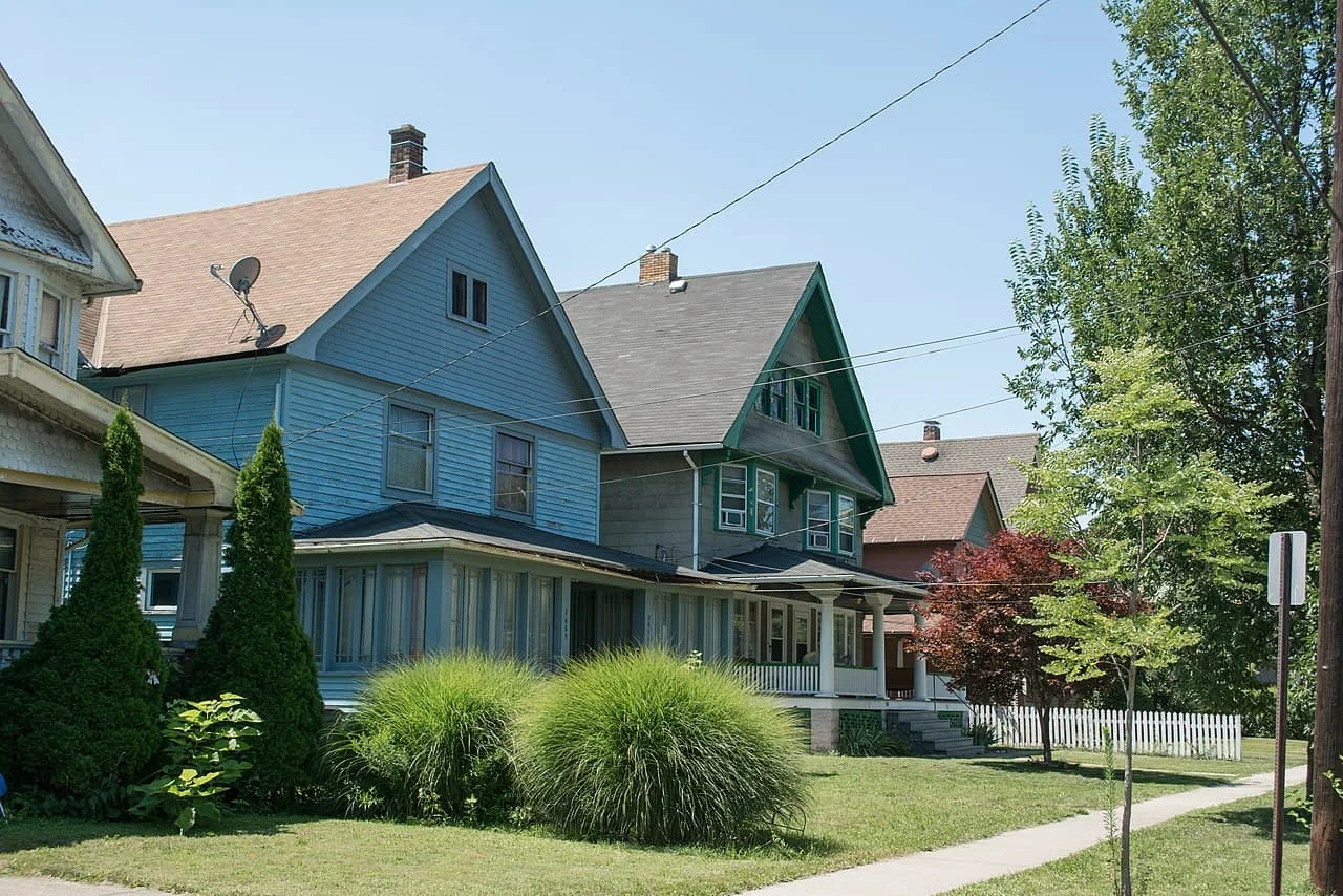 Quiz: Does this neighborhood have single family homes or multifamily apartments? Answer: Both. In the above picture, duplexes and single family homes blend seamlessly with one another. (Source: Tim Evanson)
