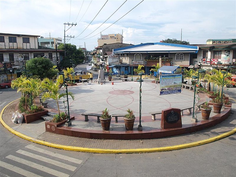 This roundabout in the Philippines encourages cars to drive slowly in one lane of traffic, yet still moves traffic quickly. It also provides a public gathering space for the community. (Source: Manila Bloggers Network)