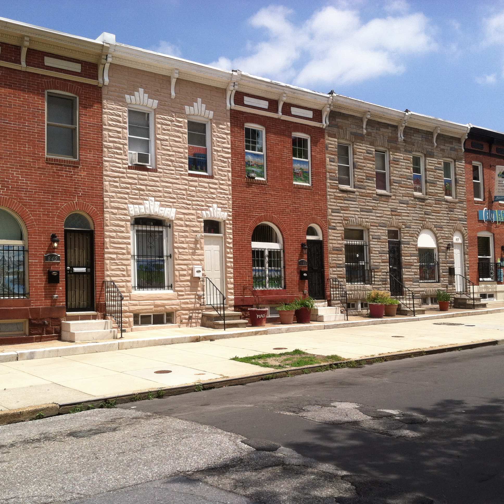 Row_houses_in_East_Monument_Historic_District,_Baltimore,_Maryland.jpg