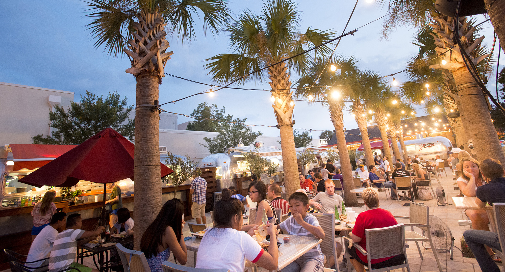 Al fresco dining in Pensacola, FL.