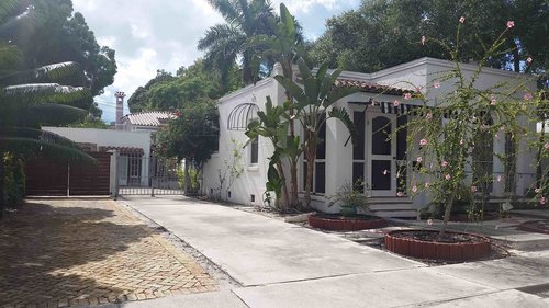 An ADU in Florida behind a 1920s Mediterranean Revival home (Photo by Daniel Herriges)