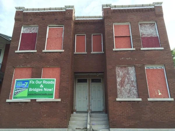 Amendment-7-Sign-on-Abandoned-Building.jpg