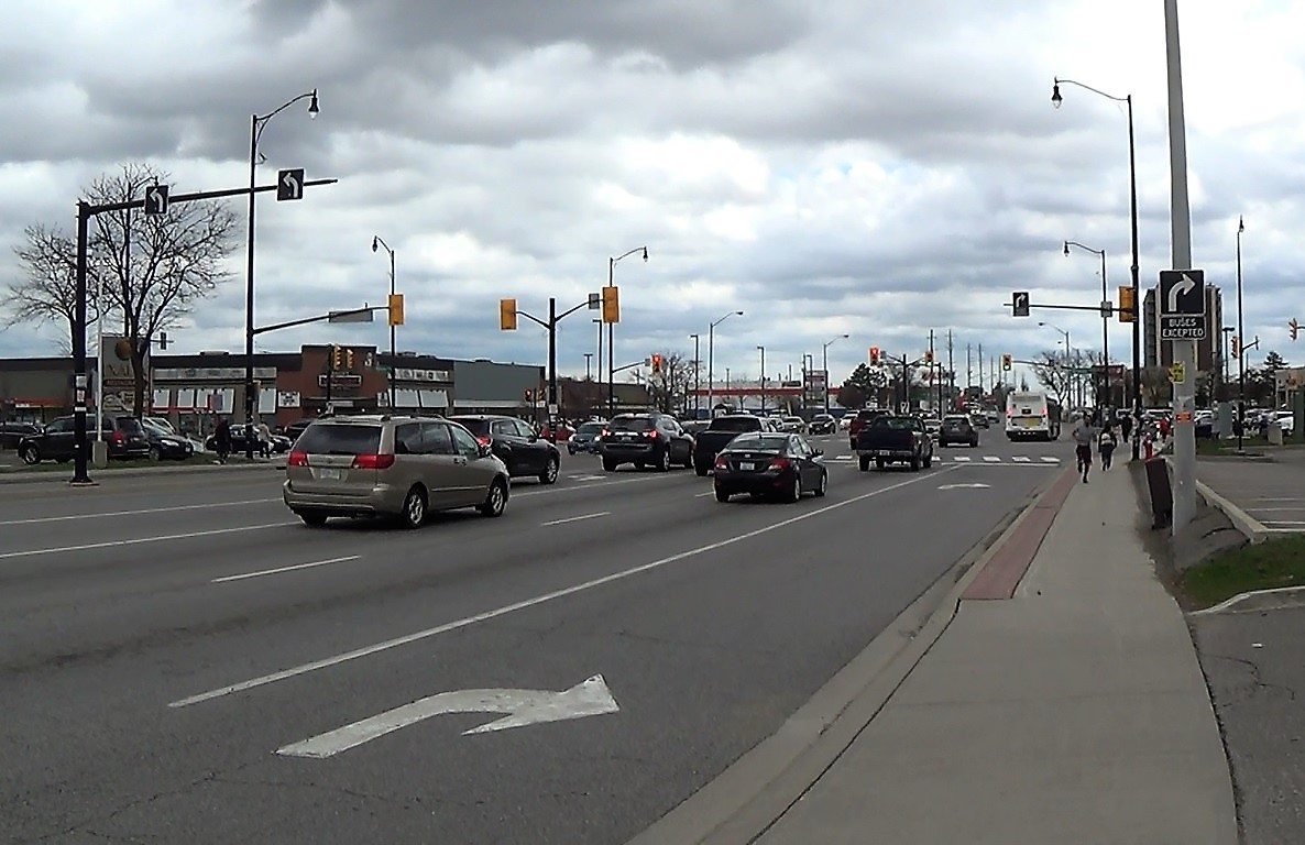 A Brampton stroad with dedicated right-turn lane from which buses alone are allowed to proceed straight. (Source: Wikimedia Commons)